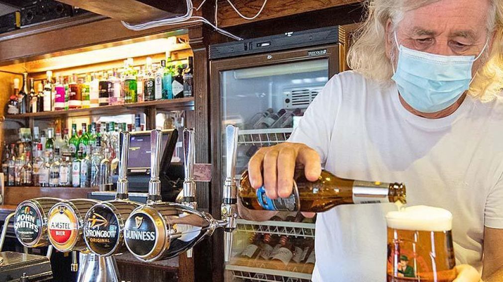 Inglaterra reabri� este s�bado�sus famosos pubs, sus restaurantes, peluquer�as y cines. 