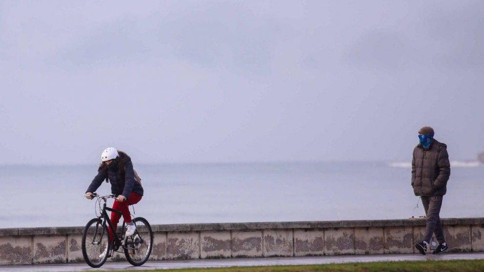 Pese a las bajas temperaturas, los corredores y deportistas hicieron uso de la flexibilización de la medida. (Twitter)