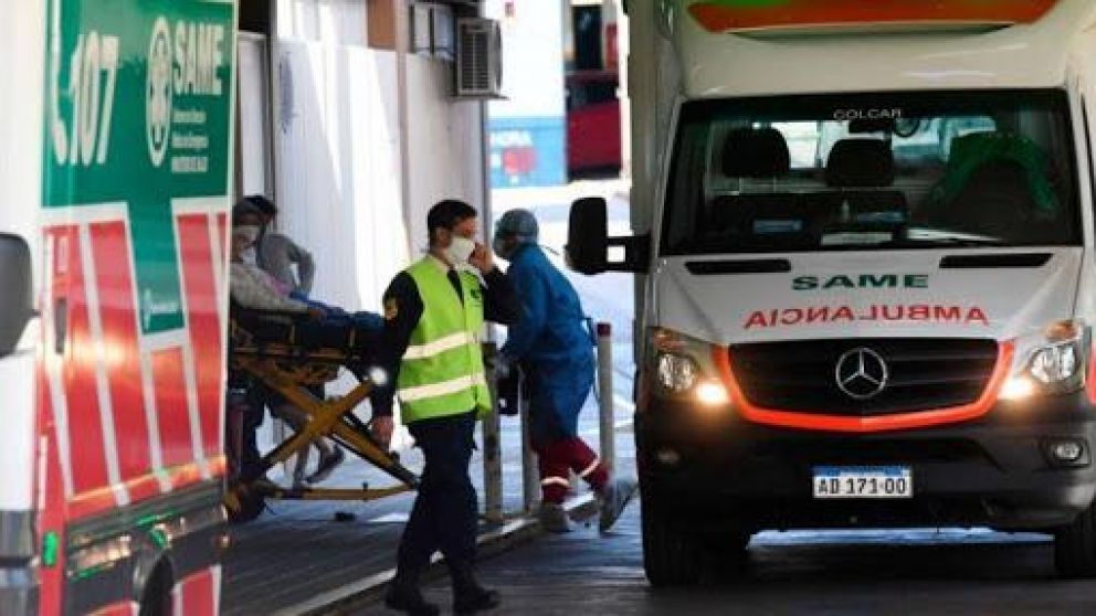 Cruenta lucha entre los médicos y el COVID-19 (Twitter).