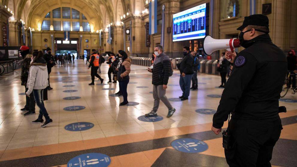 Fuertes controles en terminales y cabeceras (Télam).