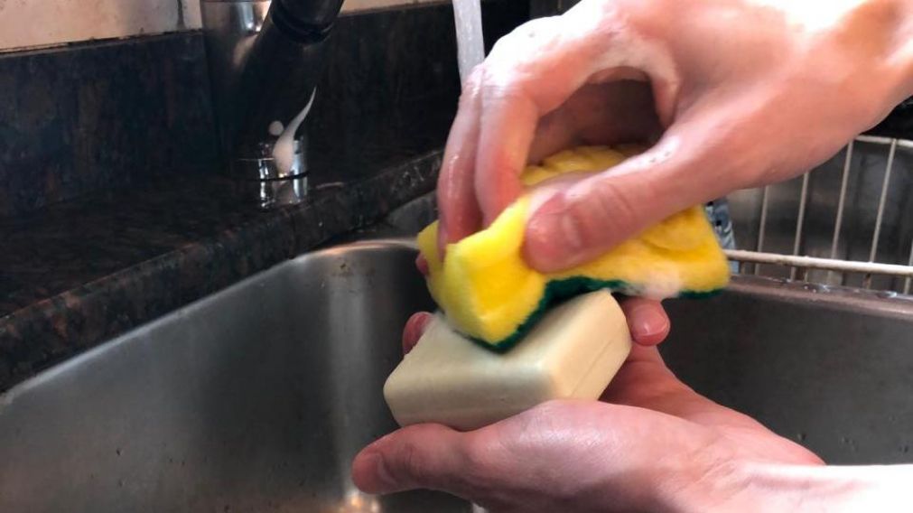 Lavar el pan de jabón, como todo lo que viene del supermercado y pude haber sido tocado por alguien que estuviera infectado, una costumbre de este 2020 pandémico.