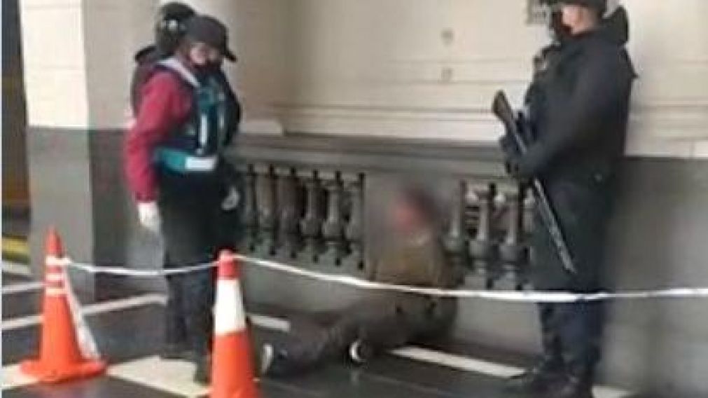 Dos hombres y una mujer detenidos por el episodio (Captura de video).