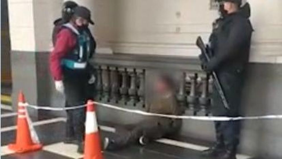 Dos hombres y una mujer detenidos por el episodio (Captura de video).