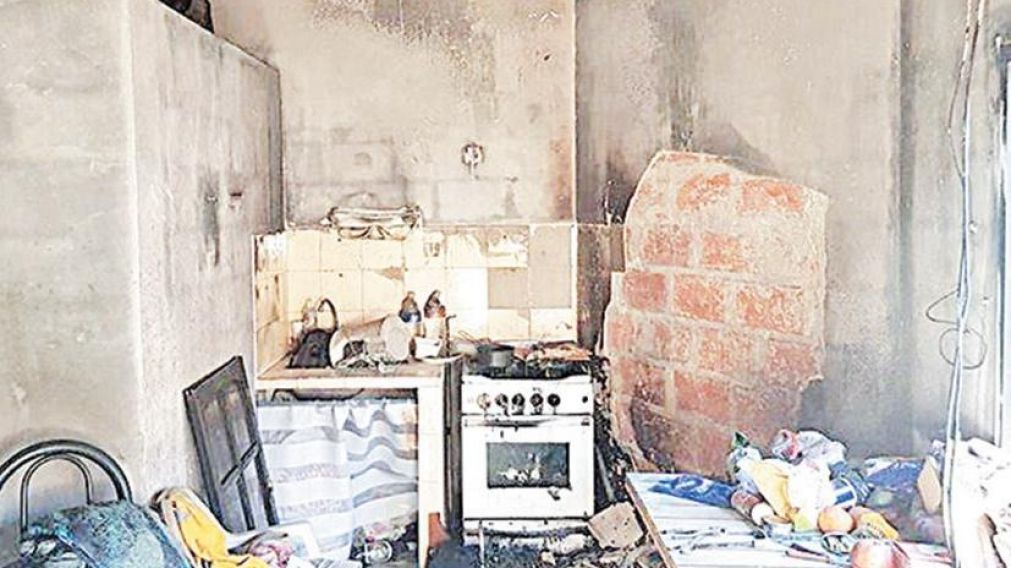 El estado de la precaria vivienda que habitaba Carlos Magallanes, el fuego provocó un desastre.