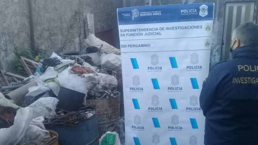 Parte de los metales robados que fueron recuperados en los allanamientos por los efectivos policiales.