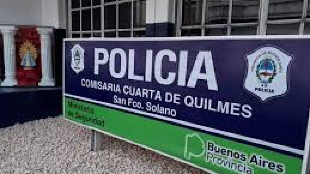 Efectivos policiales de la seccional de San Francisco Solano buscan al marginal que logró escapar.