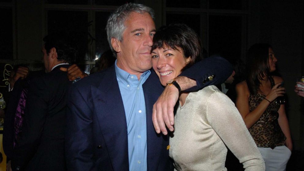 Maxwell junto con su expareja Jeffrey Epstein, ambos acusados por los mismos delitos.