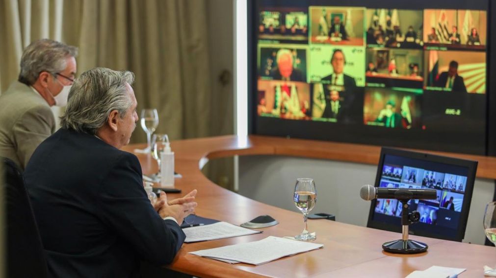 Alberto Fernández junto a Felipe Solá en la cumbre virtual del Mercosur.