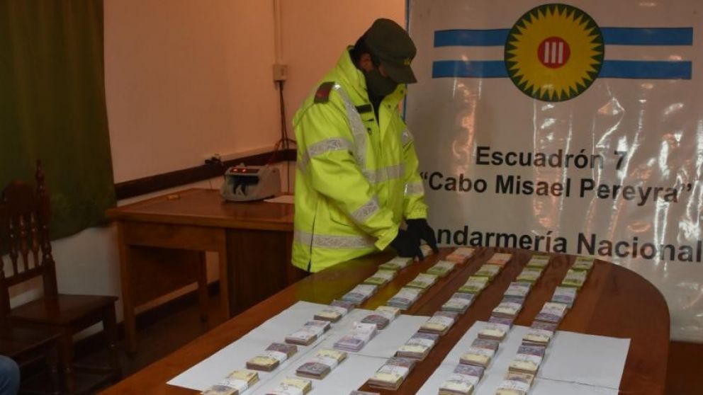 El traslado ilegal fue descubierto cuando los uniformados observaron “una gran cantidad de billetes”.