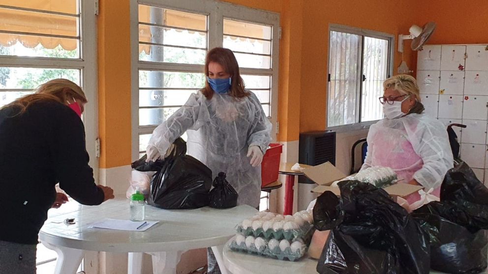 Los voluntarios preparando la entrega de alimentos.