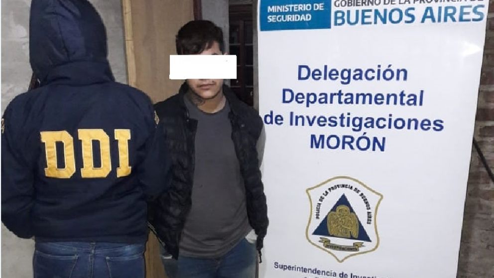 Uno de los malvivientes que fue capturado por los efectivos policiales en el barrio Matera.