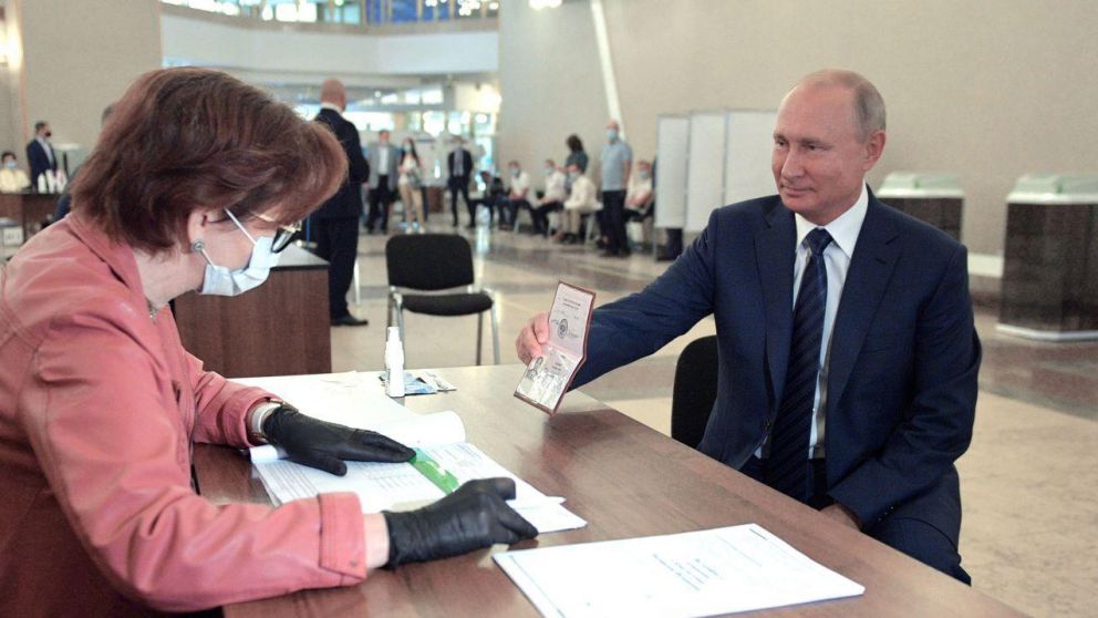 Putin fue a votar sin tapabocas, pese a las recomendaciones sanitarias.