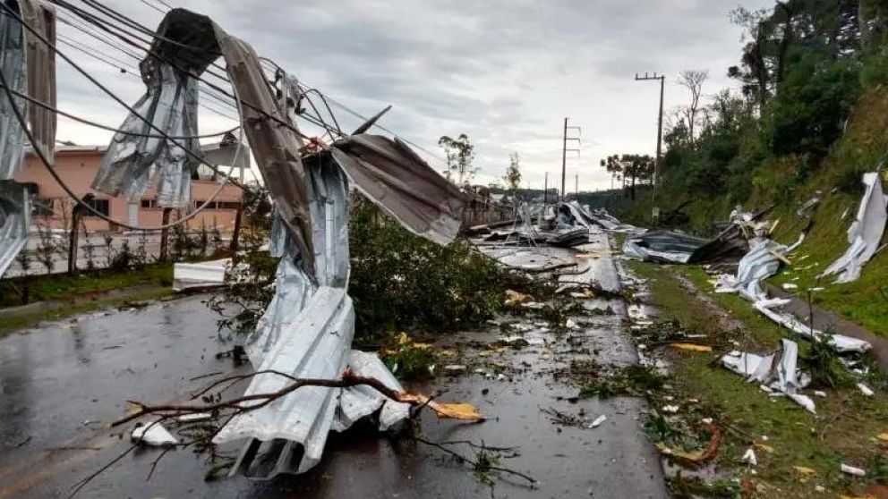 El impactante fenómeno meteorológico dejó a 10 personas sin vida en el sur de Brasil.