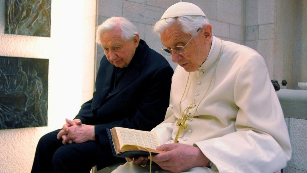Benedicto XVI, junto a su hermano Georg Ratzinger.