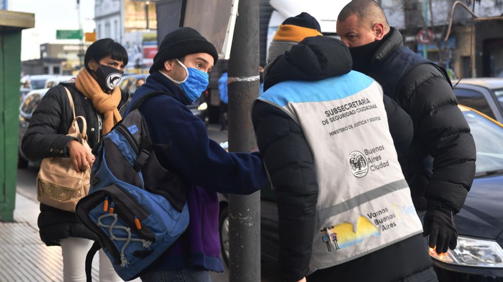 Estrictos controles en las calles del AMBA durante el primer día de la cuarentena más estricta (Télam).