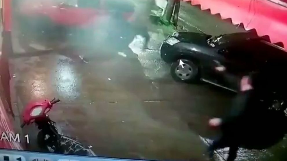 Video impactante: así policía baleo a ladrón que le quiso robar el arma