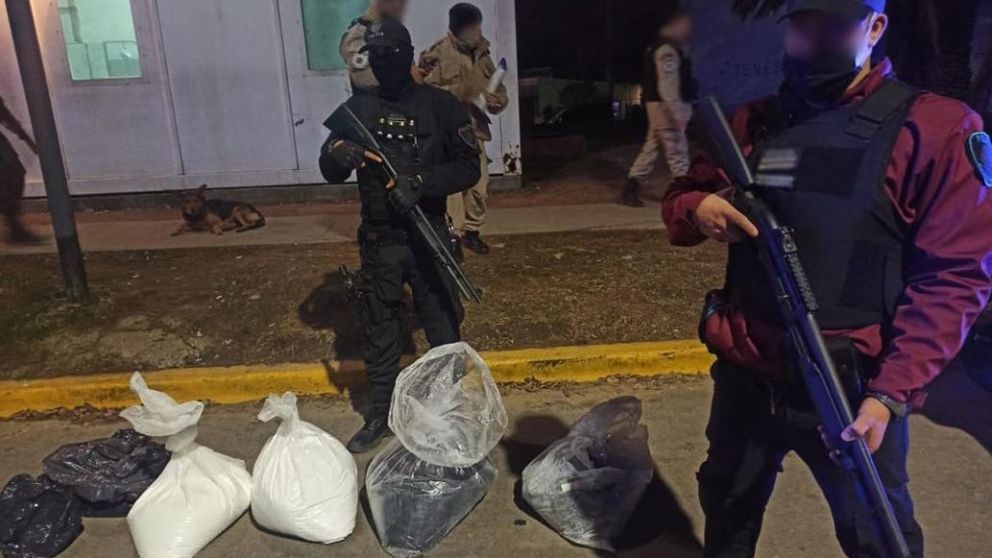 En el vehículo hallaron cuatro envoltorios y dos ladrillos de cocaína por un total de 60 kilos y una notebook (Gentileza Policía de la Ciudad).