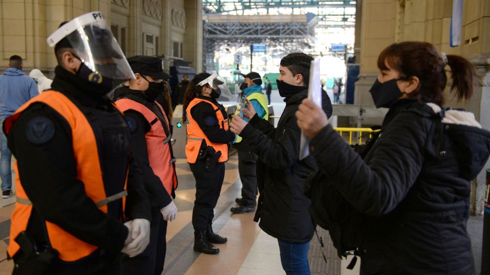 Sólo podrán circular aquellos trabajadores que desarrollan alguna de las 24 tareas esenciales (Nahuel Ventura/Crónica).