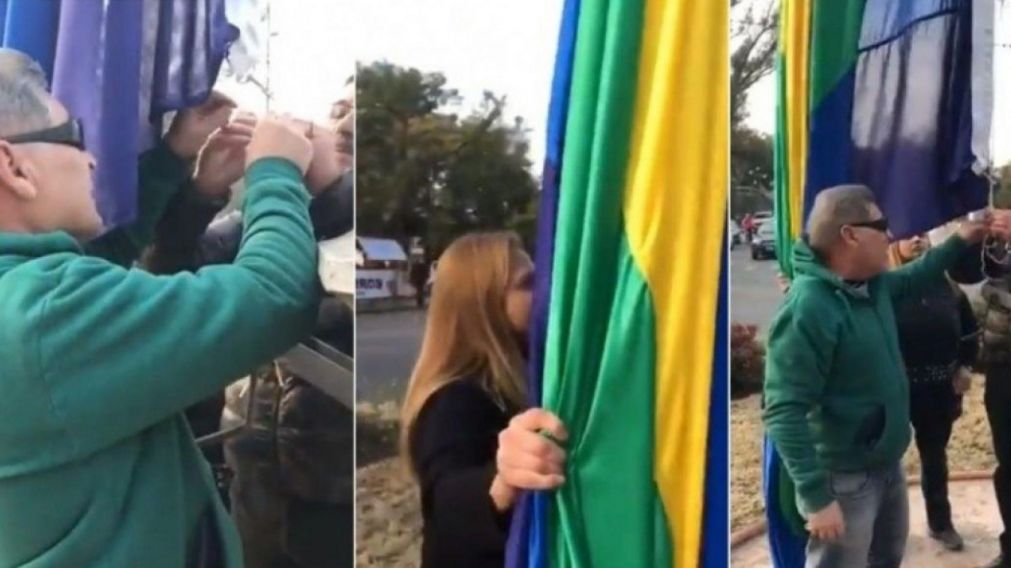 Así ex Combatientes intentaron sacar la bandera con los colores de la diversidad. (Captura video)