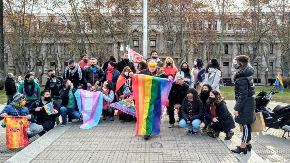 Rosario: quisieron impedir el izamiento de la bandera del orgullo gay.