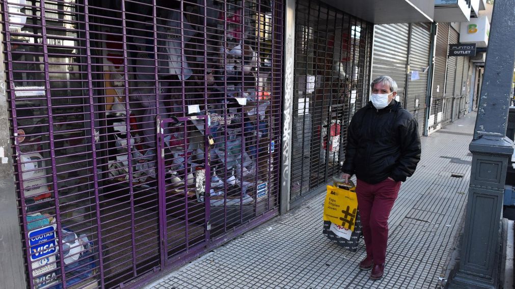 Los comercios de ropa, calzado, bazar y otros art�culos varios, vuelven a quedar inhabilitados (Jonatan Moreno/Cr�nica).