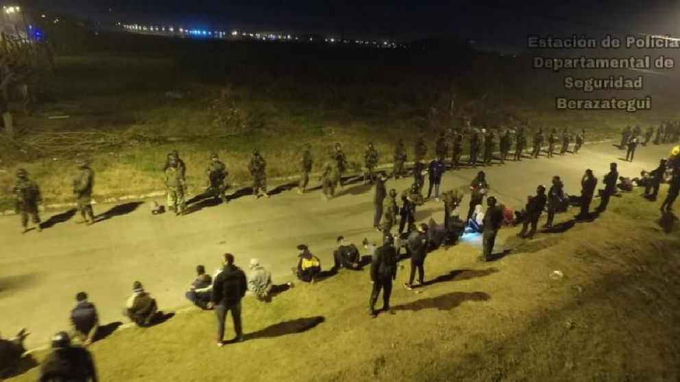 Parte de las cuarenta personas que fueron apresadas por la policía en la localidad bonaerense de Hudson.