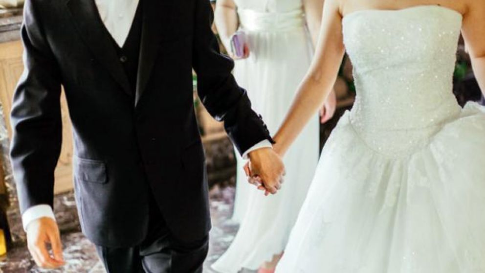 Los novios podrán evitar el uso de los barbijos y esta medida puede extenderse a la celebración del matrimonio.
