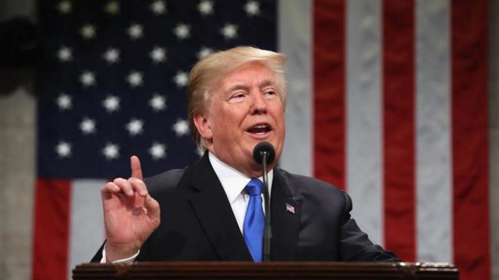 Trump, que es conocido por su fobia a los gérmenes, se mostró durante varios días desconfiado de las personas que lo rodeaban.