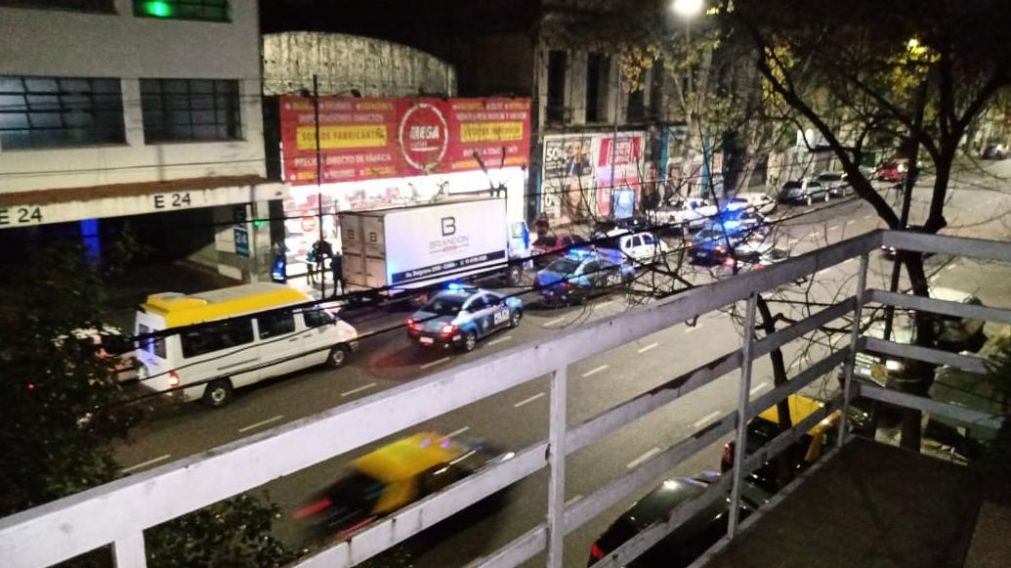 Efectivos policiales irrumpieron en una fiesta clandestina sobre avenida Belgrano.