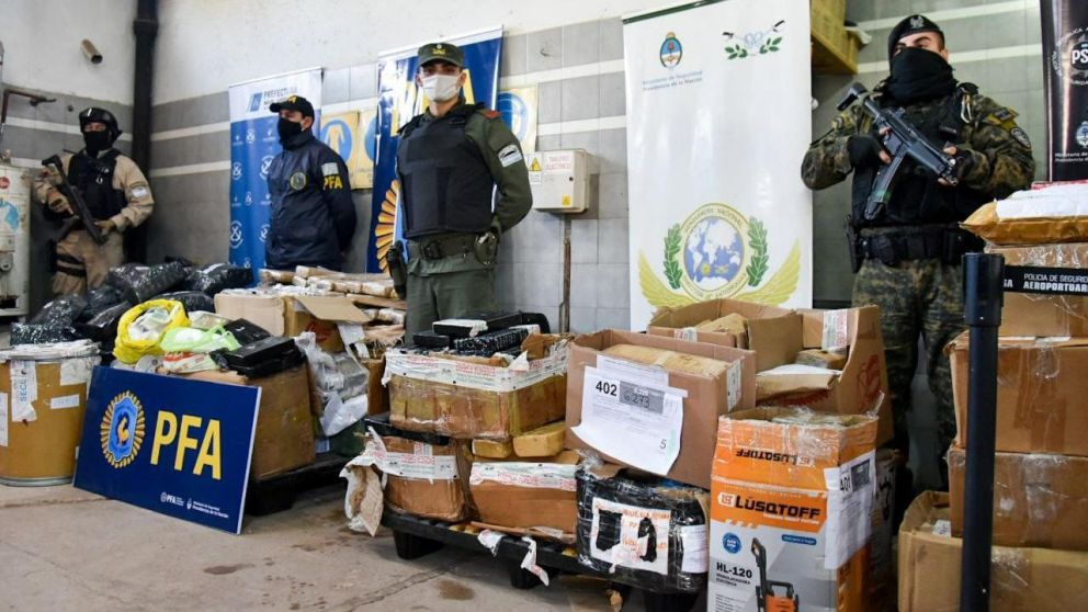 Incineran más de una tonelada de droga en el cementerio de Ezpeleta. (Télam)