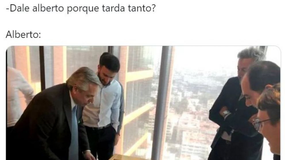 Algunos de los memes que circularon en las redes ante la demora del anuncio presidencial.