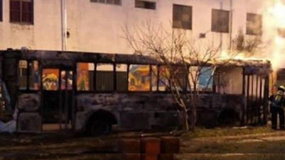 Así quedó el colectivo siniestrado (Twitter).