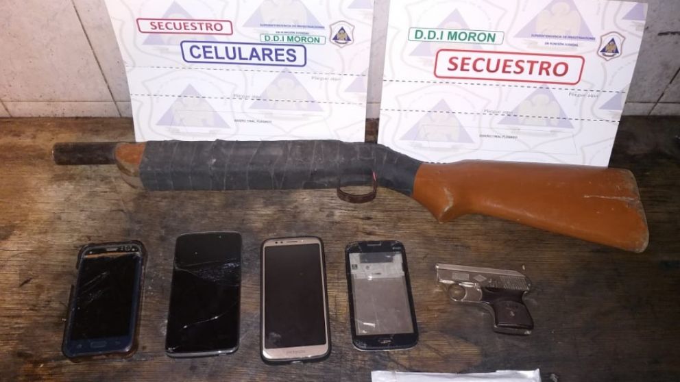 Estos son los objetos que fueron encontrados en poder de los marginales que asaltaron al muchacho.