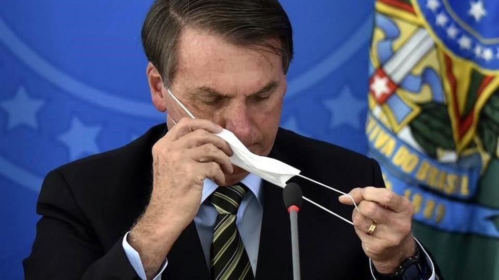 Jair Bolsonaro, presidente de Brasil, y sus "problemas" para usar el barbijo (Archivo).