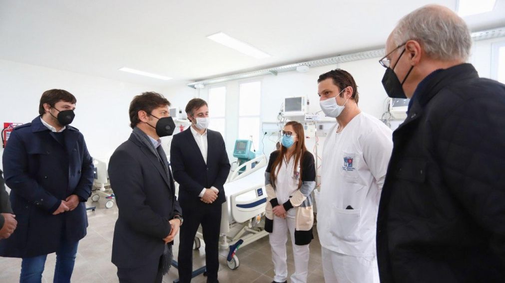 Axel Kicillof, gobernador de la Provincia, durante una recorrida junto a otros funcionarios por el hospital de Derqui (@BAProvincia/Twitter).