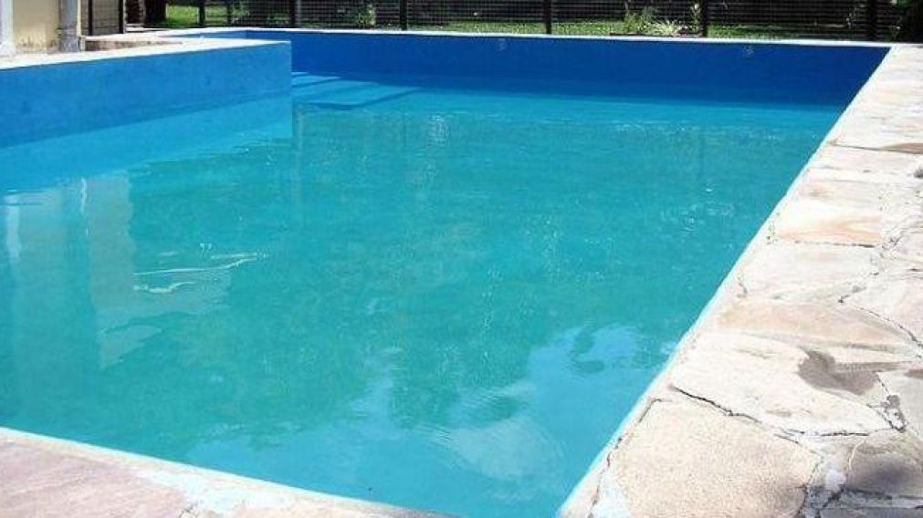 El dramático suceso ocurrió en la pileta, ubicada en el patio trasero de una casa (imagen ilustrativa).