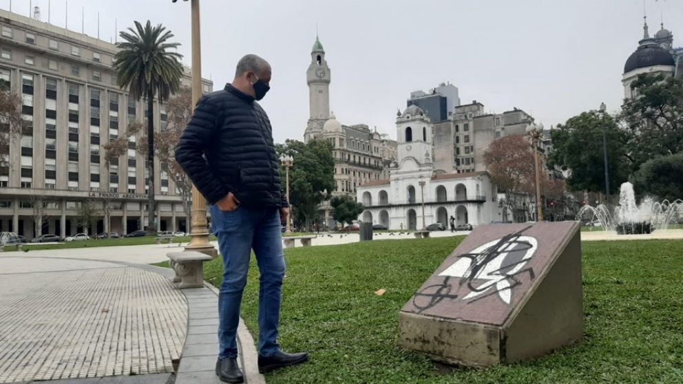 Los pañuelos blancos de la Plaza de Mayo fueron vandalizados durante la manifestación del sábado (Télam).
