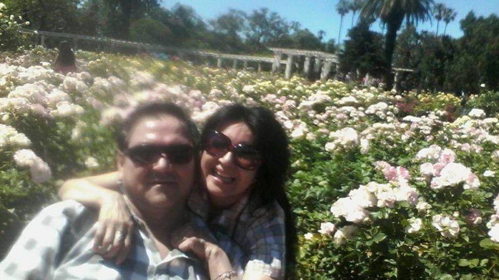 El enfermero José Aguirre de 56 años, junto a su pareja Olga.