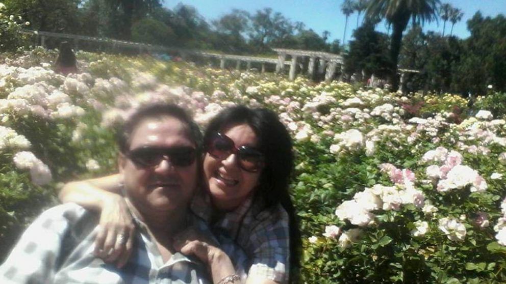 El enfermero José Aguirre de 56 años, junto a su pareja Olga.