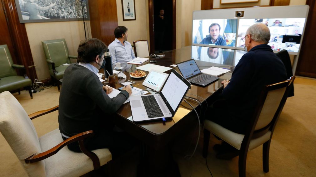 El gobernador bonaerense, Axel Kicillof, mantuvo una videoconferencia con los intendentes del AMBA. (Télam)