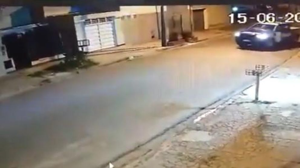 Los policías esperaron que el globo vuelva a la calle para poder pisarlo. (Captura video).