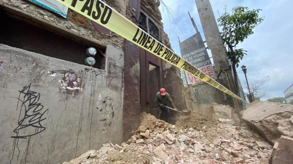 Un hombre, entre los escombros de una edificación en Oaxaca, tras el sismo (Gentileza La Jornada).