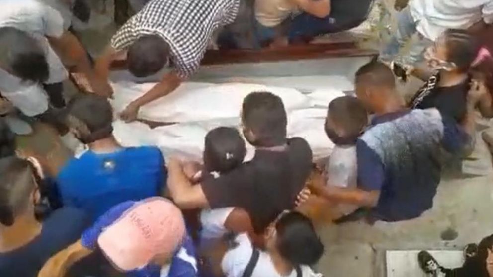 Así se agolparon los familiares y amigos del fallecido sobre su féretro (Captura).