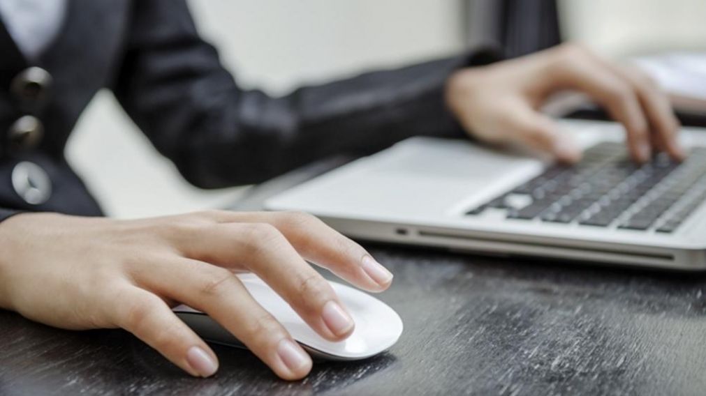 El borrador de la ley de teletrabajo dice que el empleador deberá proporcionar el equipamiento y el soporte necesario para el desempeño de las tareas.
