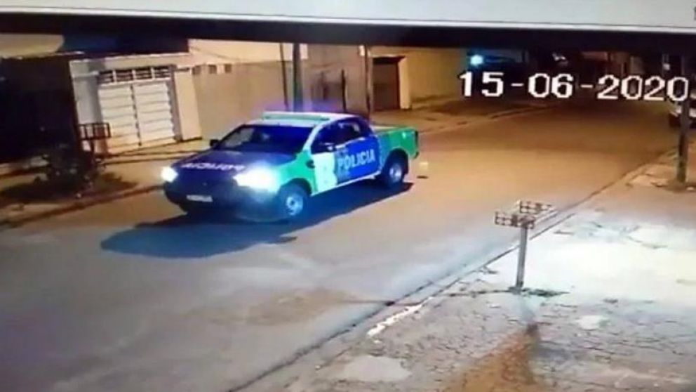 El patrullero jugando con el globito (Captura de video).