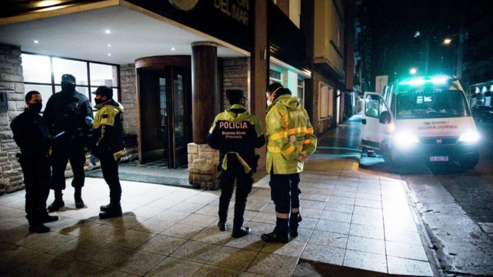 El joven fue trasladado por personal del SAME al hotel Facón de Mar del Plata (Twitter).