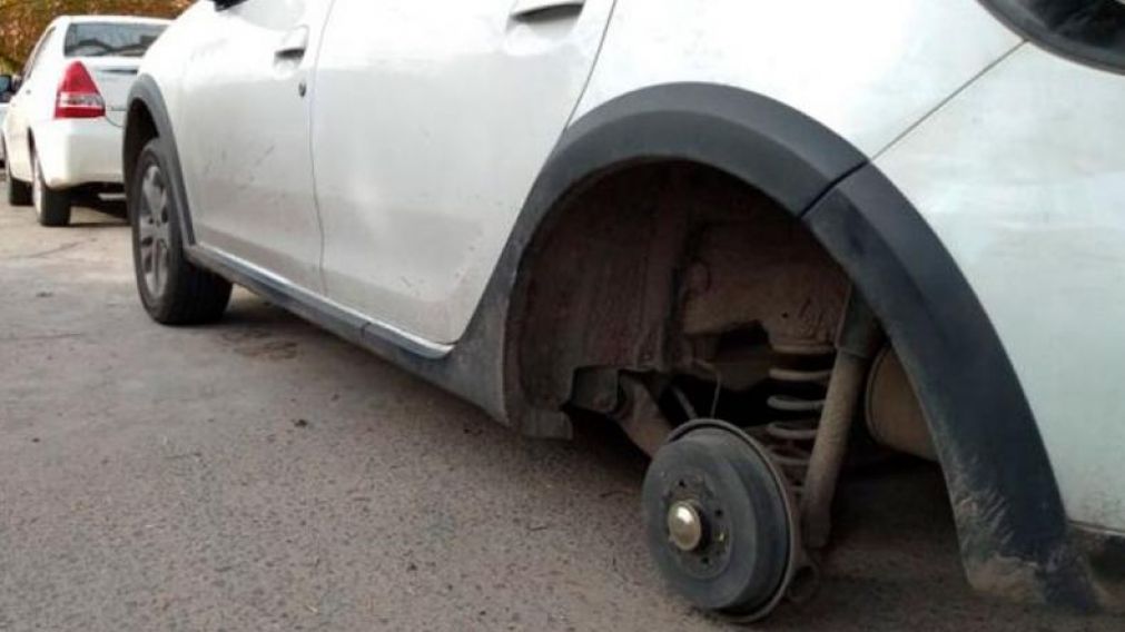 El robo del neum�tico del auto en barrio Estaci�n Flores. (Gentileza: El Doce TV)