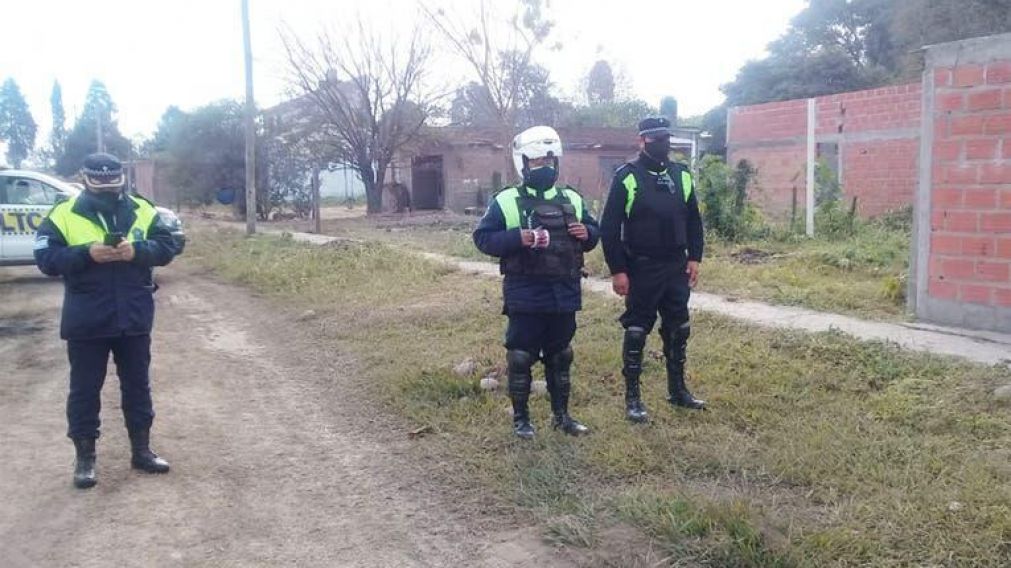 La policía trabaja en el lugar de los hechos.