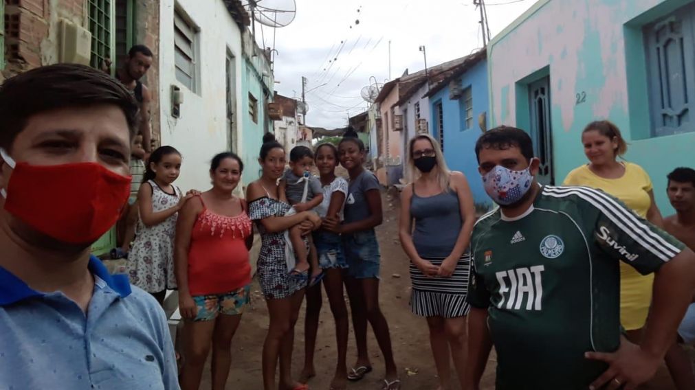 Christian ayuda en la ciudad de Toritama, ubicada en el estado de Pernambuco, Brasil.