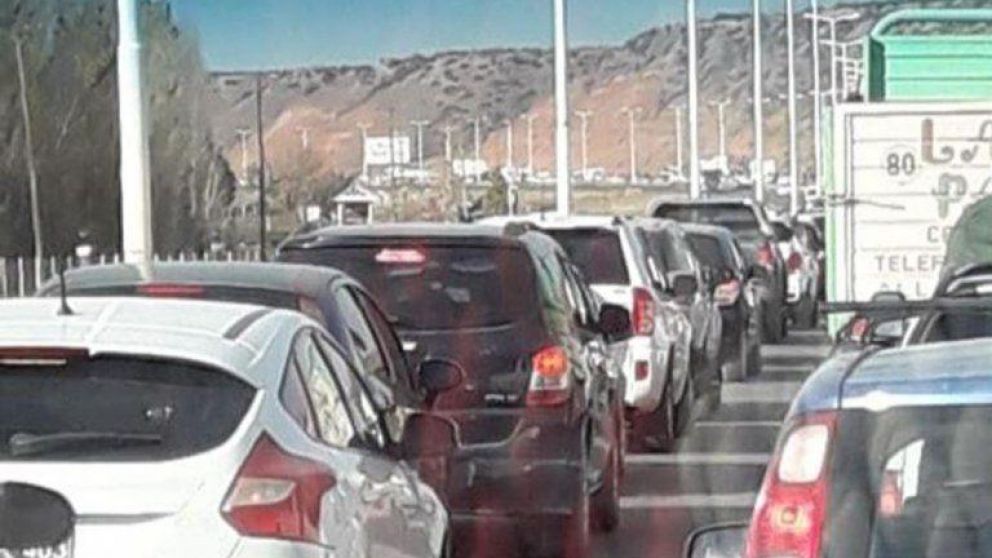 Por los controles hubo demoras en los ingresos a Neuqu�n capital, Centenario y Plottier (Gentileza Centenario Digital).